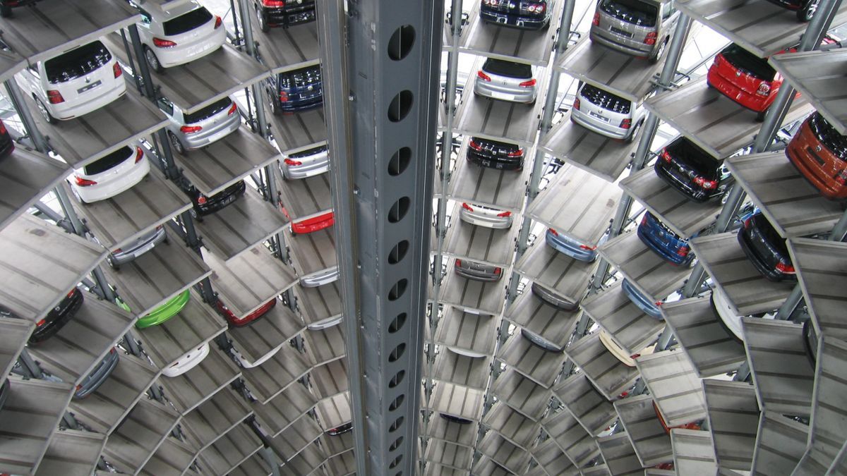 Mehrstöckiges Parkhaus mit zahlreichen abgestellten Fahrzeugen