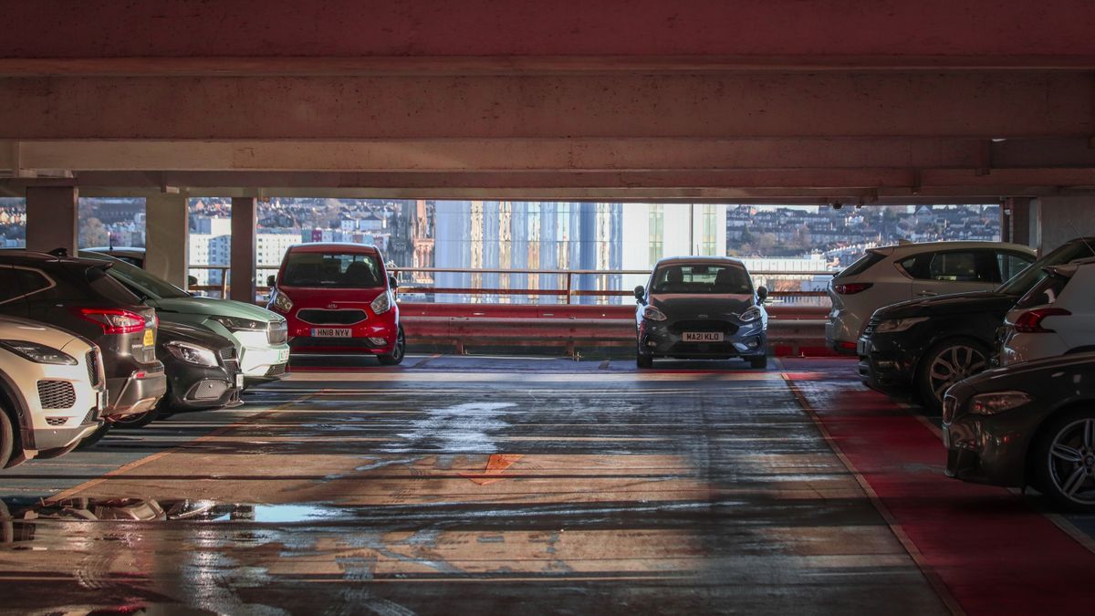Mehrstöckiges Parkhaus mit Blick über die Stadt, gefüllt mit parkenden Autos