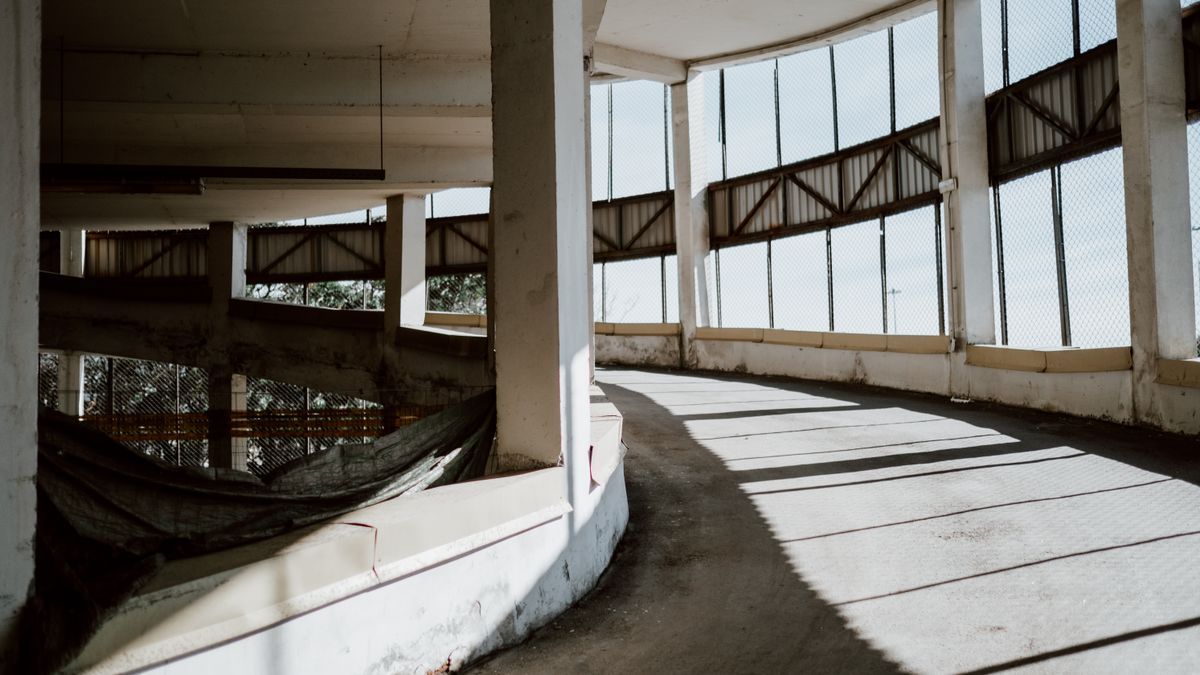 Betonparkdeck mit geschwungener Rampe und zahlreichen Stützpfeilern